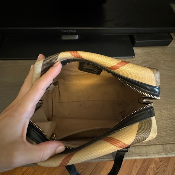 Authentic Burberry bag in great condition! - Picture 12 of 16